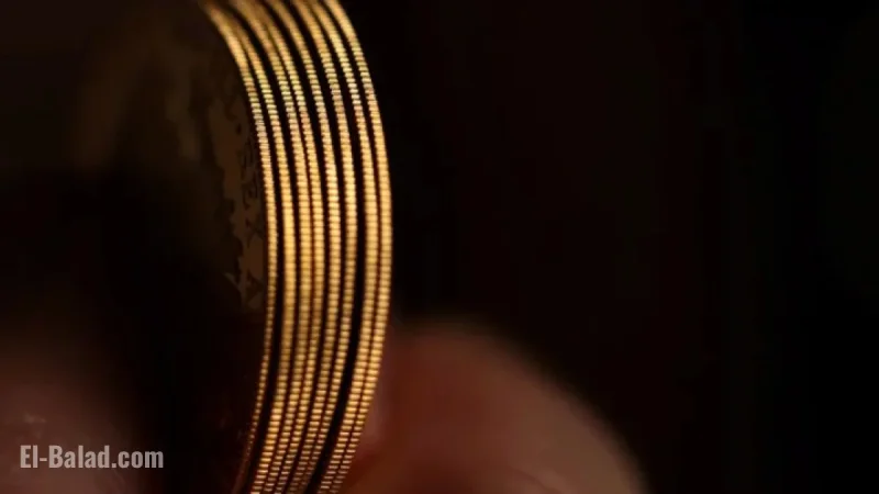 Gold Nears Record High Amid Fed Rate Cut Speculation, US Shutdown