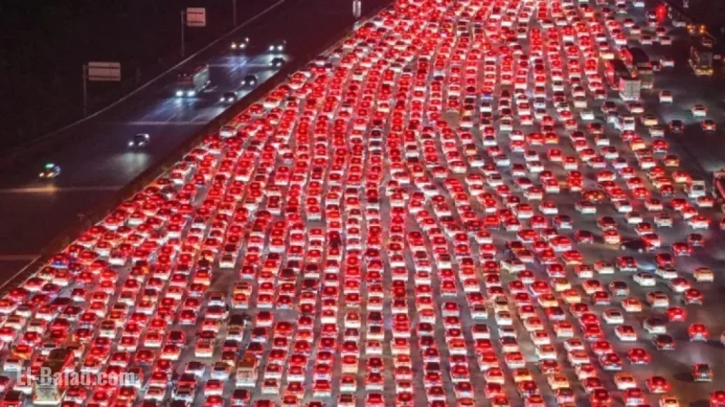 Massive Traffic Jam at China’s Largest Toll Plaza