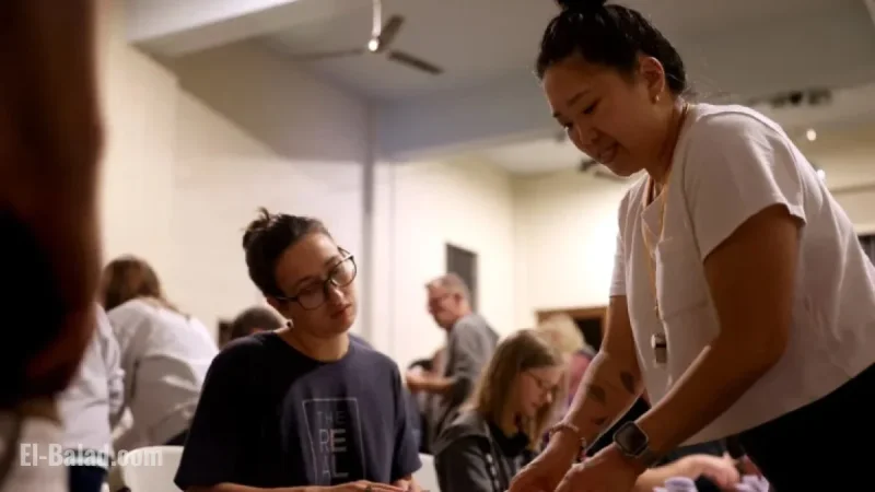 Chicagoans Rally to Support Neighbors During ICE Raids