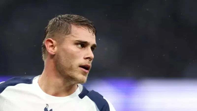 Tottenham’s Frank Eases Concerns Over Van de Ven Amid Busy Schedule