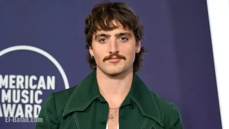 Benson Boone Flaunts Chiseled Abs in Steamy Gym Selfie