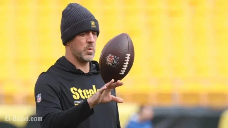 Aaron Rodgers Sustains Pre-Game Finger Injury on Throwing Hand