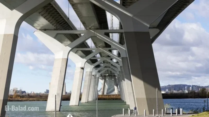 Samuel-De Champlain Bridge Already Showing Rust