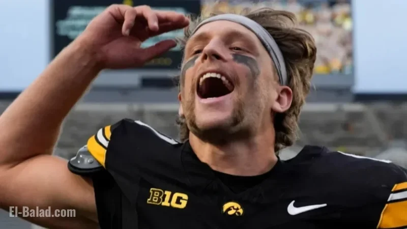 Iowa QB Gronowski Scores TD on Trick Play in USC Clash