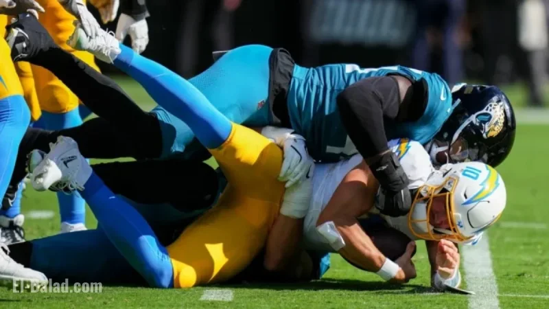 Justin Herbert Visits Medical Tent as Jaguars Lead Chargers 14-6