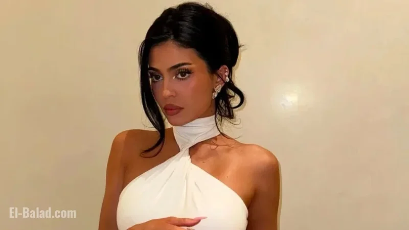 Kylie Jenner Poses Nude with Pink Rose on Instagram