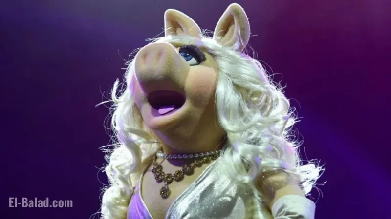 Sabrina Carpenter Detains Miss Piggy During Short n’ Sweet Tour