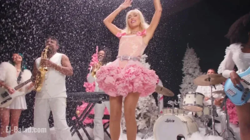 Gwen Stefani’s Christmas Outfits Critiqued Against Taylor Swift, Sabrina Carpenter