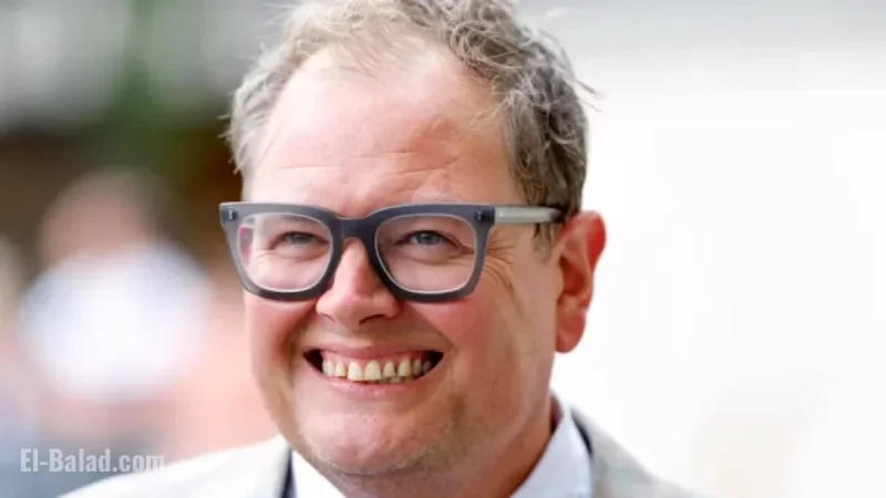 Alan Carr Transforms into Claudia for ‘Murdered’ Faithful Photo Op