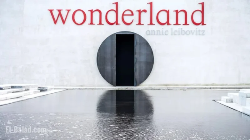 Annie Leibovitz’s “Wonderland” Opens in A Coruña with 100+ Fashion Photos