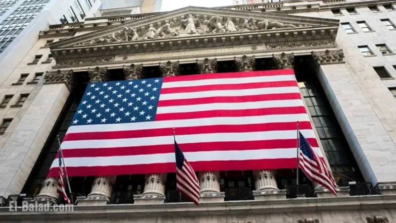 Dow Climbs as Nike Surges Following Apple CEO’s Investment (Live)