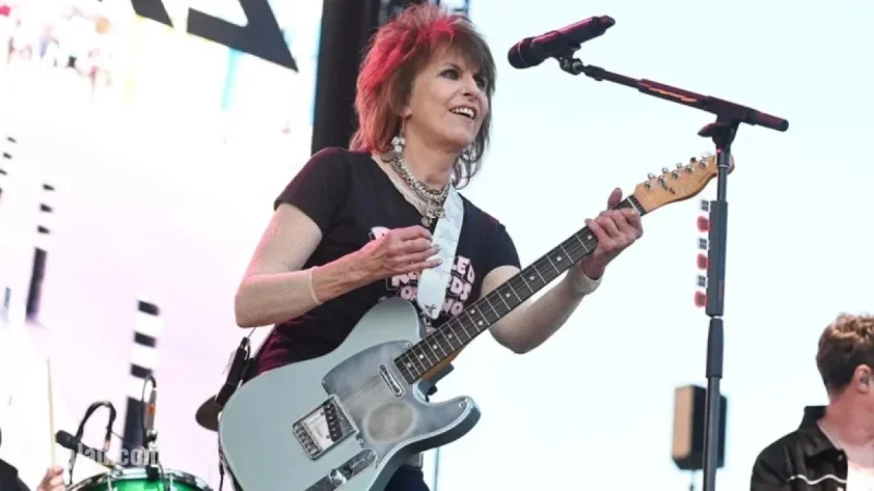 Chrissie Hynde Recounts Buying Her Own Signature Guitar in Store