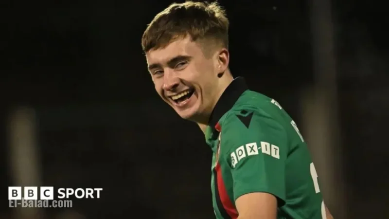 Crawley Secures Glentoran Defender Russell’s Signing