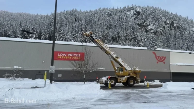 Juneau Battles Snow as Fred Meyer Closes for Removal Efforts