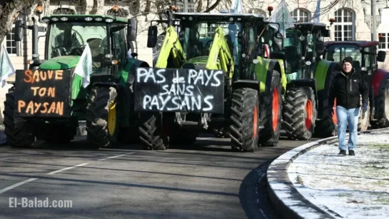 French Farmers Defy Roadblocks, March Toward Paris