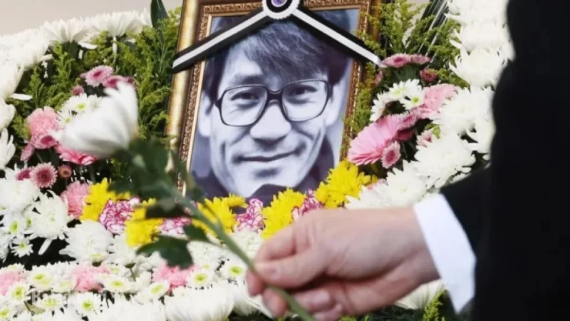 Actor Ahn Sung-ki Honored for Quiet Generosity to Apartment Staff