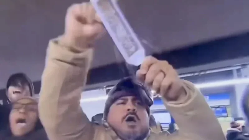 Blue-Collar Worker Gains Fame as ‘Cheese Grater Guy’ in Bears’ Playoff Triumph
