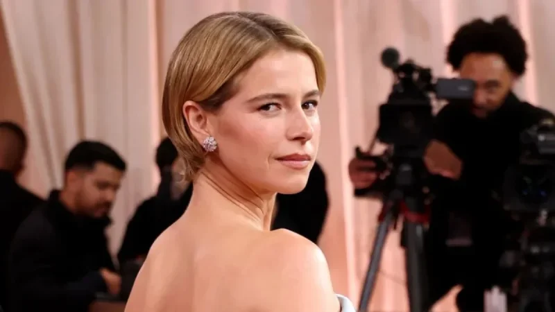 Jessie Buckley Secures 2026 Golden Globe Triumph Upon Red Carpet Arrival