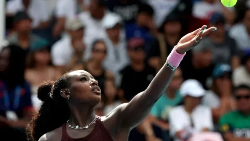 Parks Triumphs Over Eala in Thrilling Three-Set Match Before Packed Crowd