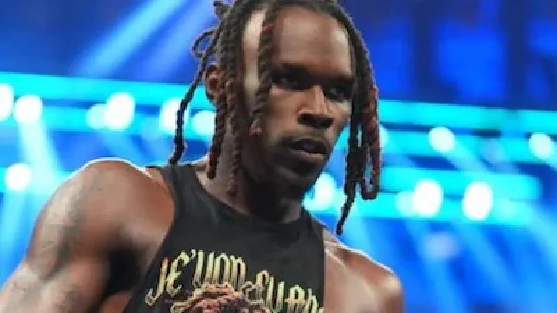Je’Von Evans’ WWE RAW Match Halted by Apparent Injury