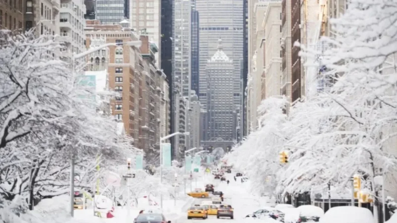 NYC Braces for Weekend Winter Storm with Up to 1 Foot of Snow