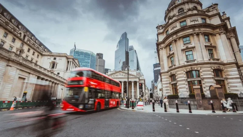 FTSE 100 Climbs on Tariff News; Bank Stocks Up, Miners Down