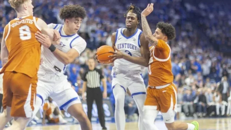 Kam Williams Injured Foot in Kentucky Basketball Game vs. Texas