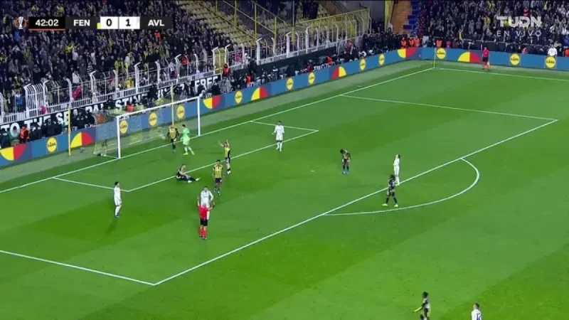 Sancho Misses Crucial Chance Despite Being Well-Positioned for Second Goal