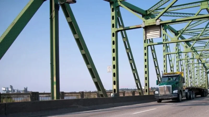 Federal Funding, CDL Rules, and Capacity Signals Reshape 2026 Freight Market