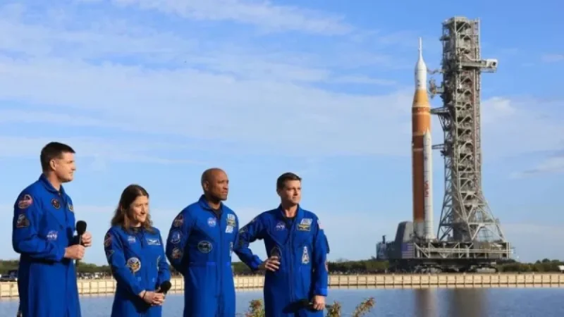NASA Plans Moon Mission Amid Safety Concerns Over Spacecraft
