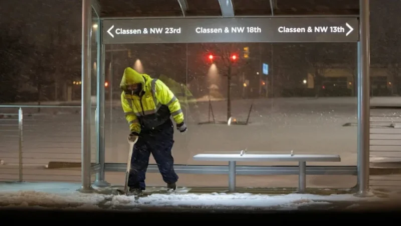US Snowstorm Cuts Power to Thousands Nationwide