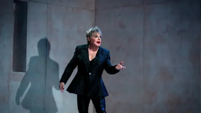 Eddie Izzard’s ‘Hamlet’ Thrills with Dynamic Storytelling Over Subtlety