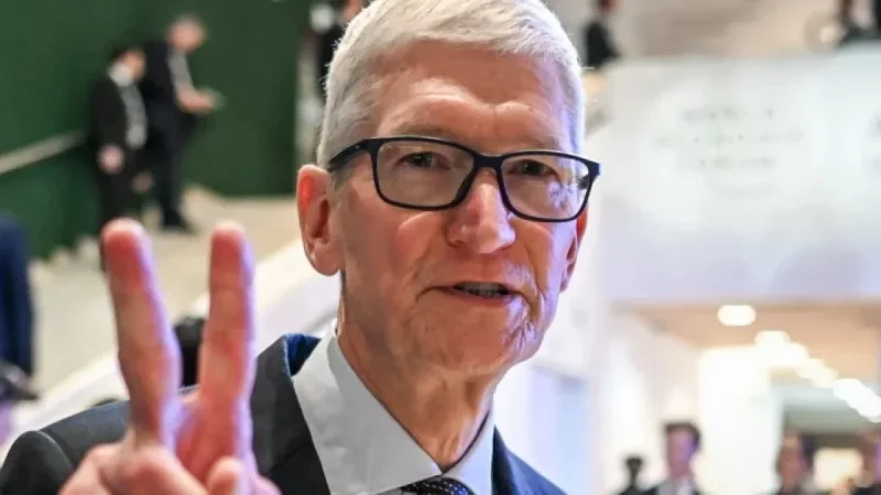 Billionaire Tim Cook Seen Partying with Melania and Accused Sex Offender
