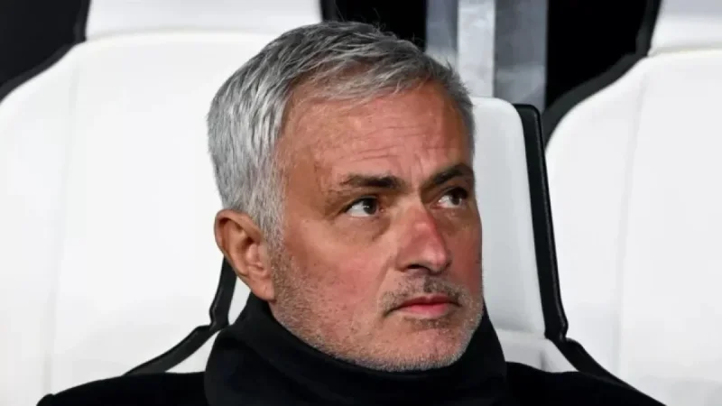 Jose Mourinho Faces 200 Angry Benfica Fans at Training Ground Entrance
