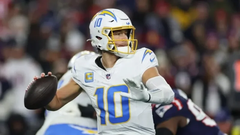 Mike McDaniel Warns Against Overreliance on Justin Herbert’s Exceptional Performance