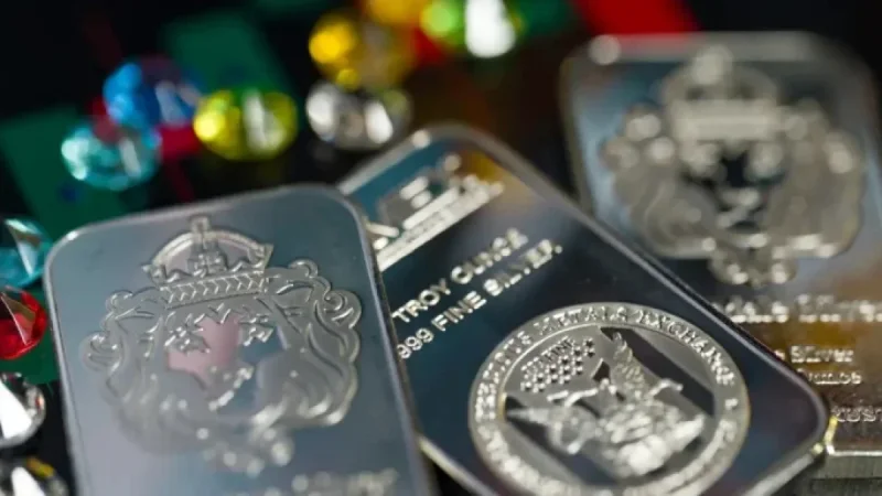 Ex-JPMorgan Analyst Predicts 50% Silver Plunge Within a Year