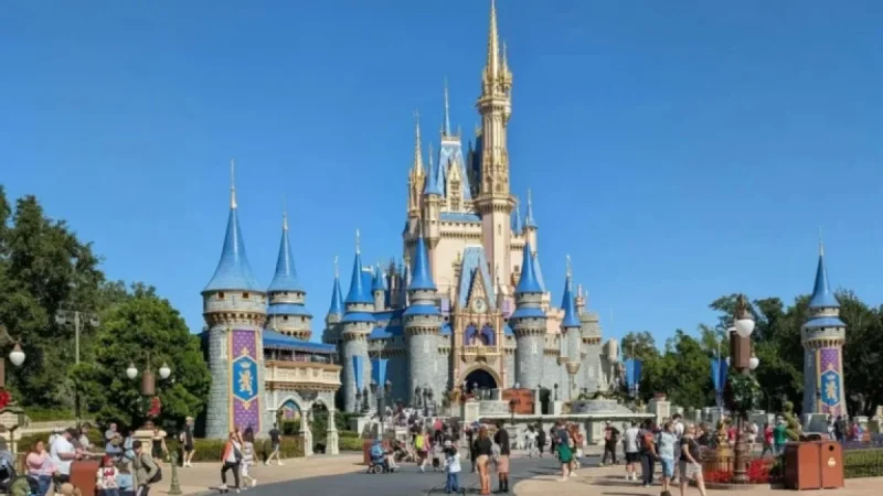 Extreme Cold Closes Disneyland and Universal Water Parks in Orlando, USA