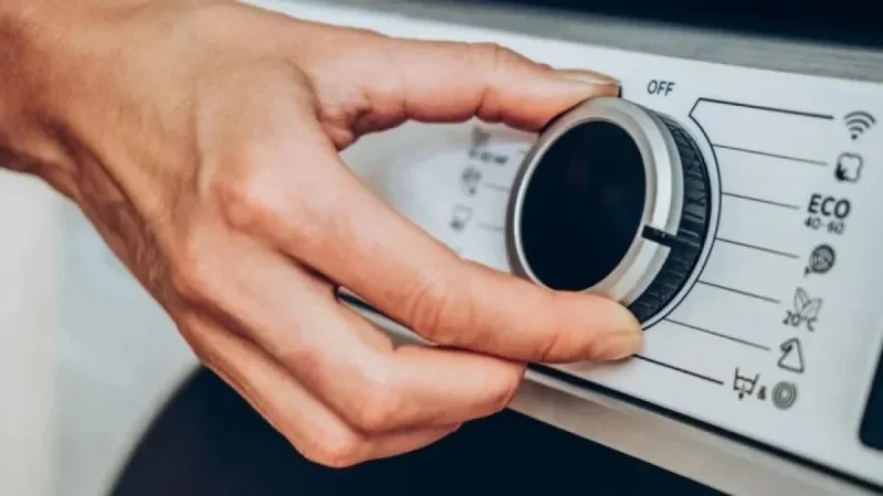 UK Households Advised to Wash Clothes at One Temperature This February