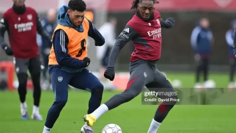 Alex Oxlade-Chamberlain Joins Arsenal First-Team Training Session