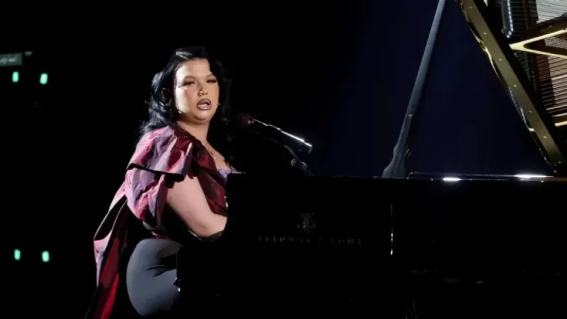 Lola Young Shines with “Messy” Performance at 2026 Grammys
