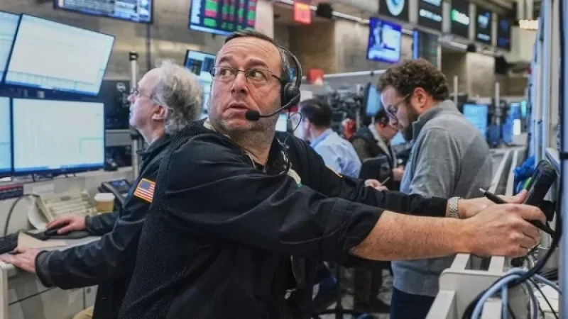 Bitcoin Plummets to 2024 Low; Stocks Falter Amid AI, Geopolitical Tensions