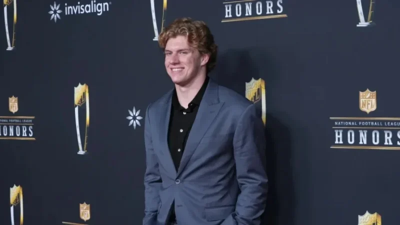 Carson Schwesinger Named Defensive Rookie of the Year