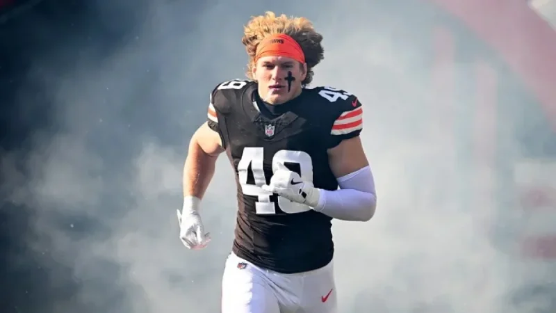 Carson Schwesinger Wins 2025 NFL Defensive Rookie of the Year Award