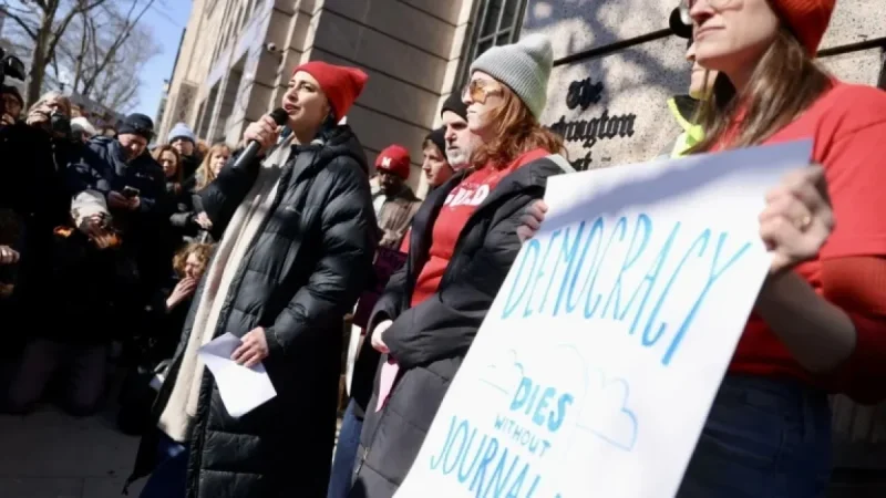 Hundreds Rally to Support The Washington Post Amid Mass Layoffs