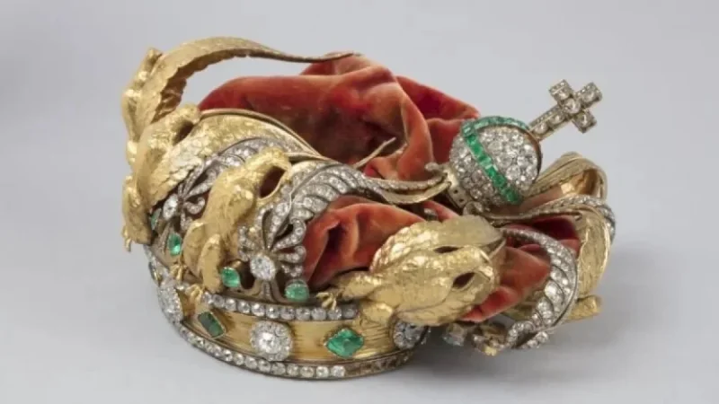Thieves Abandon Empress Eugénie’s Damaged Crown in Louvre Heist