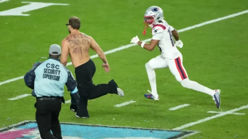 Fan Disruption Halts Super Bowl 60 Play Briefly