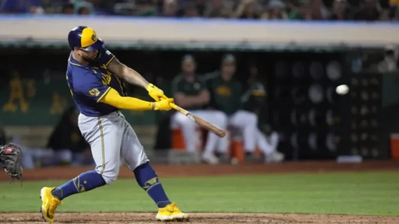 Brewers Secure Deal with Gary Sánchez