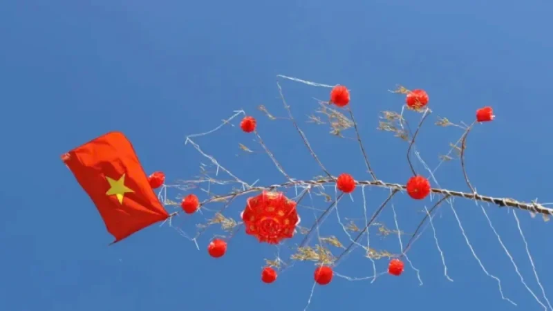 Gyalai: Locals Erect Colorful Poles for Lunar New Year Celebration