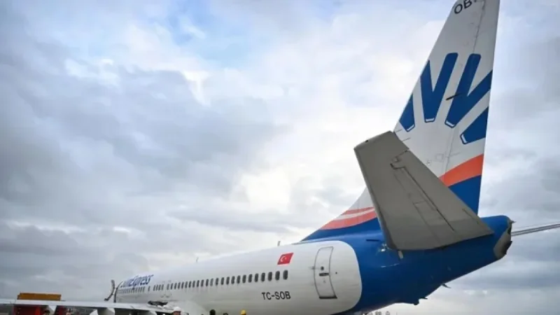 SunExpress 737-800 Main Gear Collapses During Taxi for Departure