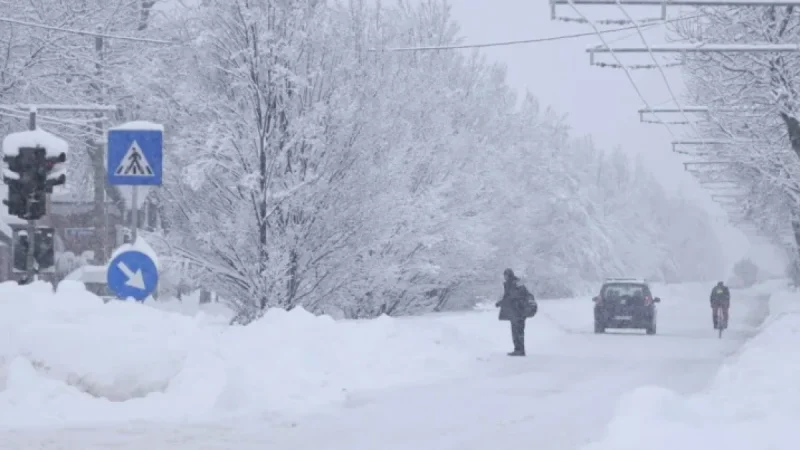 Blizzard and Snow Close Schools, Disrupt Traffic in Bucharest and 25 Counties
